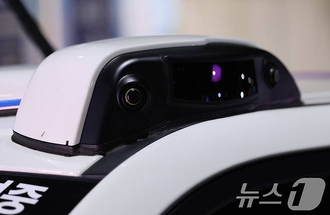 25일 밤 서울 강남구 학여울역 인근 도로에서 시험운행을 준비하는 강남 심야 자율주행택시에 원거리 라이더센서가 장착돼 있다. (공동취재)2024.9.25/뉴스1 ⓒ News1 박세연 기자
