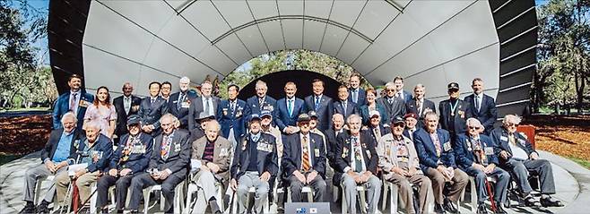 지난 4일 호주 웨스트오스트레일리아주 퍼스 킹스파크에서 열린 추모공연장 준공식에서 참전용사들이 기념사진을 찍고 있다. 포스코홀딩스 제공