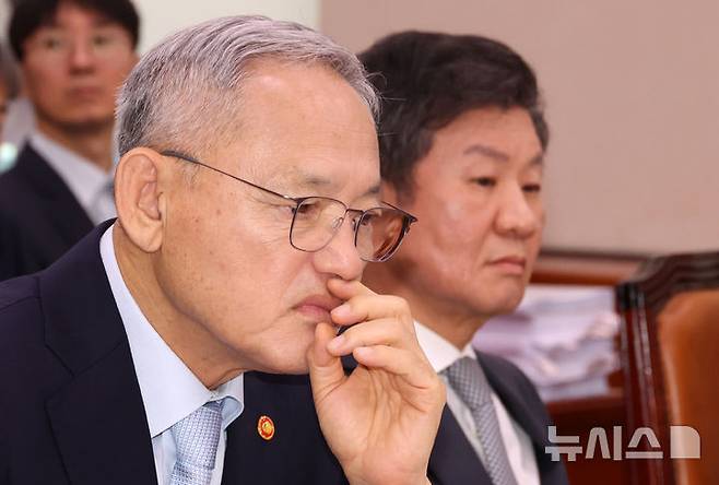 유인촌 문화체육관광부 장관이 24일 오전 서울 여의도 국회에서 열린 문화체육관광위원회의 대한축구협회 등에 대한 현안질의에서 의원 질의 자료화면을 보고 있다. 오른쪽은 정몽규 대한축구협회장. /사진=뉴시스