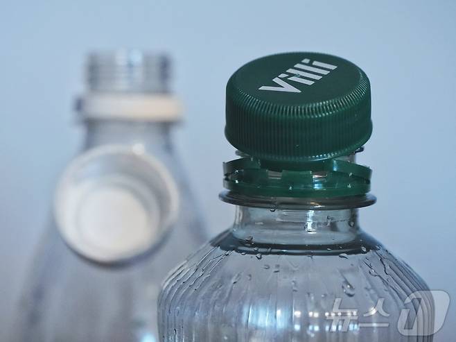 핀란드 헬싱키에서 받은 물병(오른쪽)은 뚜껑을 완전히 떼어낼 수 없도록 돼 있다. 뚜껑이 떨어진 자국 뒤로 뚜껑을 쉽게 뒤집을 수 있도록 돕는 부분이 인상적이다. 한국에서 생산·소비되고 있는 플라스틱병(왼쪽)과 대조적이다. ⓒ 뉴스1 황덕현 기자