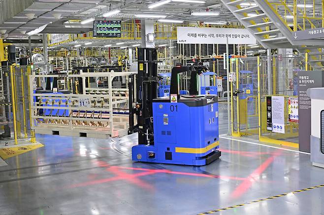 사진 : 기아 광명 EVO Plant에 있는 무인 AGV 지게차