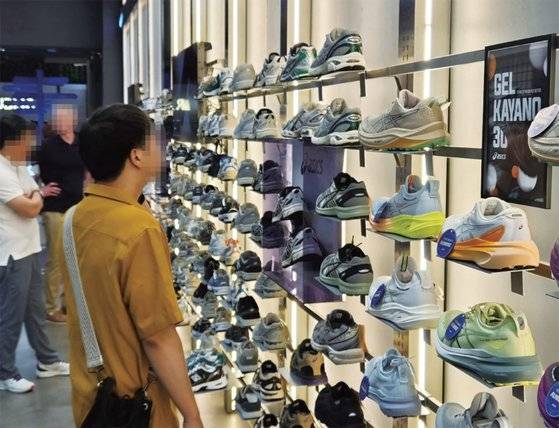 서울 명동의 한 신발 판매점에 진열된 러닝화. 패션 아이템으로 인기를 끌고 있다.