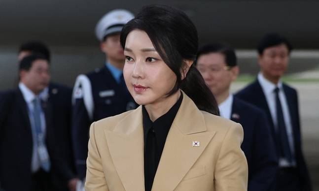 윤석열 대통령의 체코 방문에 동행했던 김건희 여사가 지난 22일 성남 서울공항으로 귀국하고 있다. 연합뉴스