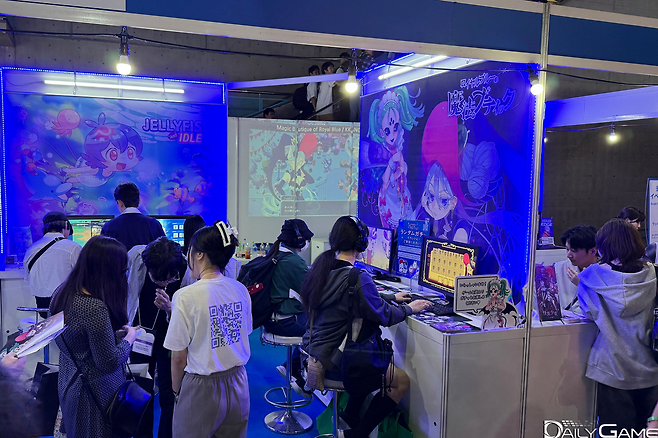 출전작들의 시연대에는 게임을 즐겨보려는 사람들이 북적였다.