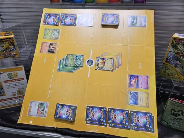 - 포켓몬 카드 세트도 전시 중이었다