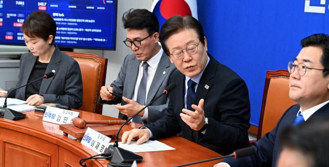 이재명(오른쪽 두 번째) 더불어민주당 대표가 30일 오전 국회에서 열린 최고위원회의에서 발언하고 있다. 곽성호 기자