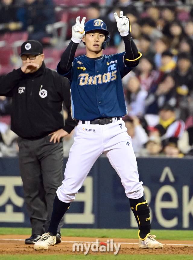 2024년 4월 4일 오후 서울 잠실야구장에서 '2024 신한 SOL Bank KBO리그' NC 다이노스와 LG 트윈스의 경기가 열렸다. NC 김주원이 2회초 1사 만루서 2타점 적시타를 친 뒤 기뻐하고 있다./마이데일리