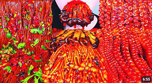 대량의 매운 마라 팽이버섯, 중국당면, 매콤낙지 등을 먹는 방송 콘텐츠. 유튜브 캡처