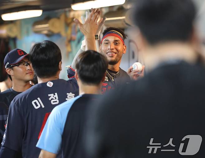 1일 오후 경남 창원 마산회원구 창원NC파크에서 열린 '2024 신한 SOL 뱅크 KBO리그' NC 다이노스와 롯데 자이언츠의 경기에서 롯데 레이예스가 202안타 신기록을 달성한 뒤 기뻐하고 있다. 2024.10.1/뉴스1 ⓒ News1 윤일지 기자