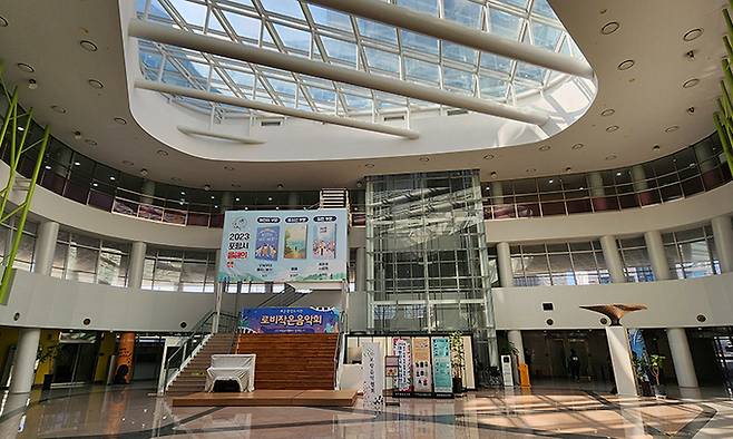 로비 작은 음악회나 마을 행사가 열리는 아트리움.