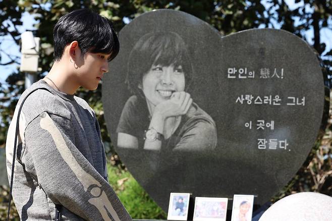 배우 고(故) 최진실의 아들인 가수 최환희(활동명 지플랫)가 고인의 15주기였던 지난해 10월 2일 경기 양평 갑산공원묘역을 찾아 추모하고 있는 모습. 뉴스1