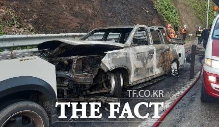 2일 오후 5시 8분쯤 영천시 임고면 대구포항고속도로 임고2터널 인근에서 렉스턴 스포츠 차량에 화재가 발생했다./경북소방본부