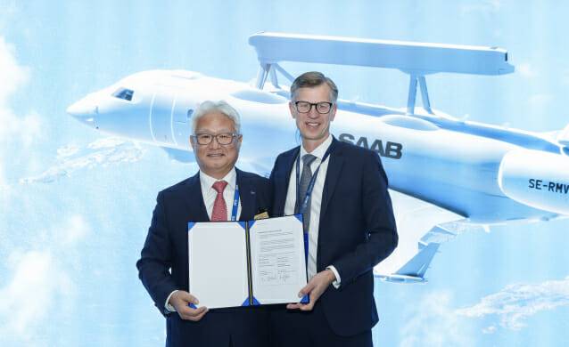 2일 충남 계룡대에서 열린 KADEX 2024 사브(Saab) 부스에서 한국항공우주산업(KAI) 윤종호 한국항공우주산업 고정익사업부문 부사장(왼쪽)과 마커스 보글정 사브 감시정찰사업본부 부사장(오른쪽)이 업무 협약을 체결했다. (사진=사브)