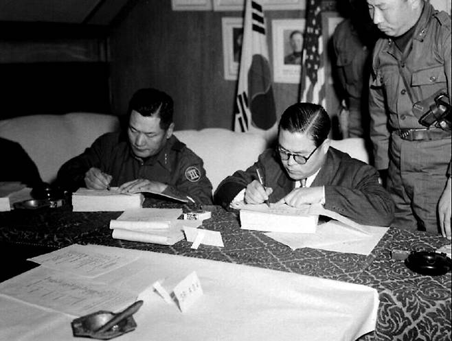 한국전쟁 뒤 수복지구는 유엔군사령부의 군정이 실시됐다가 1954년 11월 한국 정부로 행정권이 넘어갔다. 강원도 인제·양구 지역 행정권 이양식 장면. 푸른역사 제공