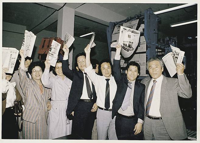 1988년 5월14일 밤 서울 양평동 한겨레신문사 윤전실에서 막 찍혀 나온 한겨레신문 창간호를 들고 리영희(맨 오른쪽) 선생 등 창간 주역들이 기쁨을 나누고 있다. 한겨레 자료사진