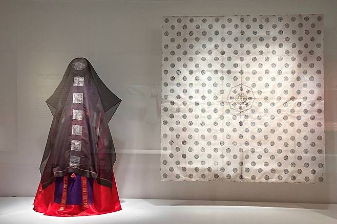 민간 혼례 때 사용한 검은 면사와 1837년 덕온 공주 가례의 면사를 만들 때 사용한 모본. 면사본은 복제품으로 한국학중앙연구원 장서각 소장품. 신지은 제공