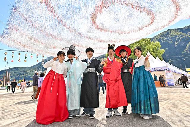 ▲한복체험에 참가한 관광객들이 기념촬영하고 있다. ⓒ정선군