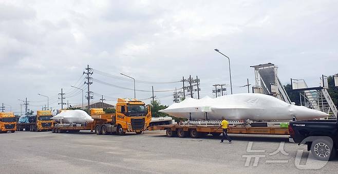 CJ대한통운이 태국에서 무진동차량을 이용해 T-50TH 전투기를 운송하고 있다.(CJ대한통운 제공)