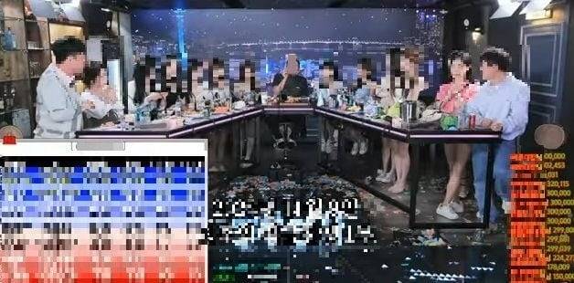 아프리카TV의 한 액셀 방송 화면. 남성 BJ 양 옆으로 여성 BJ들이 앉아 있고, 화면 좌측 하단에 후원금이 엑셀 문서처럼 정리되어 있다. /아프리카TV