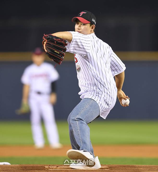 2025 KBO 신인 드래프트 1라운드에서 LG가 지명한 김영우가 25일 잠실야구장에서 열린 2024 KBO리그 한화와 경기 시구를 하고 있다. 2024. 9. 25. 잠실 | 최승섭기자 thunder@sportsseoul.com