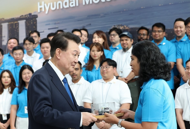 윤석열 대통령이 8일 오후(현지시간) 싱가포르 현대자동차 글로벌 혁신센터(HMGICS)를 방문, 직원으로부터 기념품으로 아이오닉 모형차를 선물받고 있다. ⓒ연합뉴스