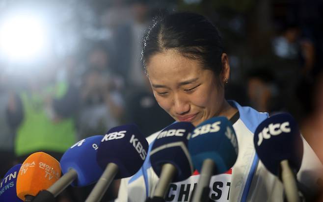 9일 경남 밀양시 밀양배드민턴경기장에서 열린 '제105회 전국체육대회' 배드민턴 부산 삼성생명 안세영과 인천 인천국제공항 심유진 경기 종료 후 안세영이 취재진과 인터뷰하며 눈물을 흘리고 있다. /연합뉴스
