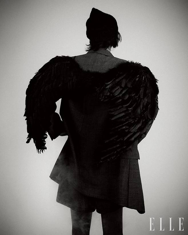 더블 재킷과 쇼츠는 모두 Dior Men. 비니는 스타일리스트 소장품.