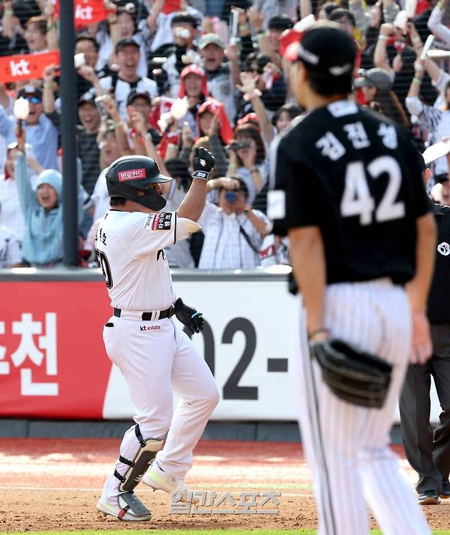 2024 프로야구 KBO 포스트시즌 kt위즈와 LG트윈스의 준플레이오프(준PO) 4차전 경기가 9일 오후 수원kt위즈파크에서 열렸다. 5회말 무사 강백호가 솔로홈런을 치고 베이스를 돌며 환호하고 있다. 수원=김민규 기자 mgkim1@edaily.co.kr /2024.10.09/