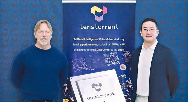 구광모 LG그룹 회장(오른쪽)이 지난 6월 미국 실리콘밸리에서 인공지능(AI) 반도체 설계 스타트업 텐스토렌트의 최고경영자(CEO) 짐 켈러와 만나 기념사진을 촬영하고 있다. LG 제공