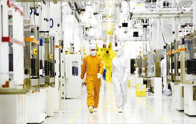 외국계 증권사를 중심으로 메모리 고점론이 나왔지만, 마이크론 실적이 예상외로 훈풍을 기록하면서 증권가의 전망이 빗나갔다는 전망이 나왔다. 사진은 삼성전자 평택공장 내부 모습. (삼성전자 제공)