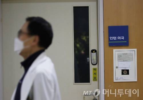 불 꺼진 인턴 의국 앞으로 의료진이 지나가고 있다./사진=(제주=뉴스1) 오현지 기자
