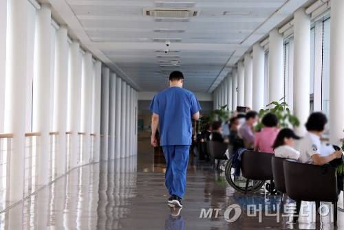 서울 서대문구 신촌 세브란스병원에서 의료진이 이동하고 있다./사진=(서울=뉴스1) 구윤성 기자