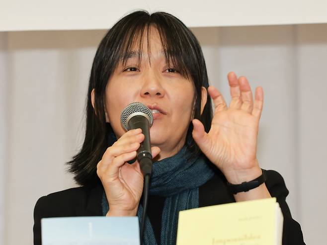 ‘2024년 노벨 문학상' 영예는 우리나라 소설가 한강에게 돌아갔다. 사진은 지난해 11월 서울 양천구 한국방송회관에서 프랑스 메디치 외국문학상 수상 소감을 밝히고 있는 작가. /뉴시스