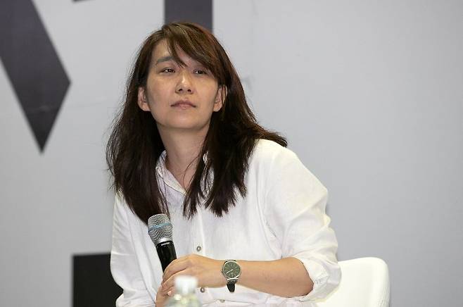 소설가 한강이 19일 오전 서울 강남구 코엑스에서 열린 '2019 서울국제도서전'에서 '영원히 새롭게 출현하는 것들'을 주제로 특별 강연을 준비하고 있다. 2019.6.19/뉴스1 ⓒ News1 이승배 기자 /사진=뉴스1