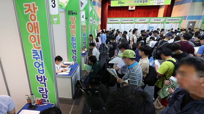 22일 대구 달서구 용산동 대구직업능력개발원 실내체육관에서 열린 '2024 대구 장애인 취업박람회'에서 구직자들이 현장면접 부스에서 면접을 보고 있다. 연합뉴스