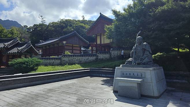 표충사 앞 초의 대종사 상