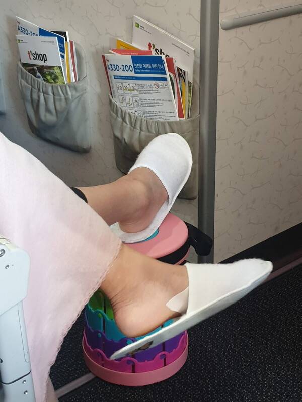 앞자리 좌석은 공간이 넉넉한 편이다. 발받침용 간이 의자를 두면 붓기 완화에 도움이 된다 / 손고은 기자