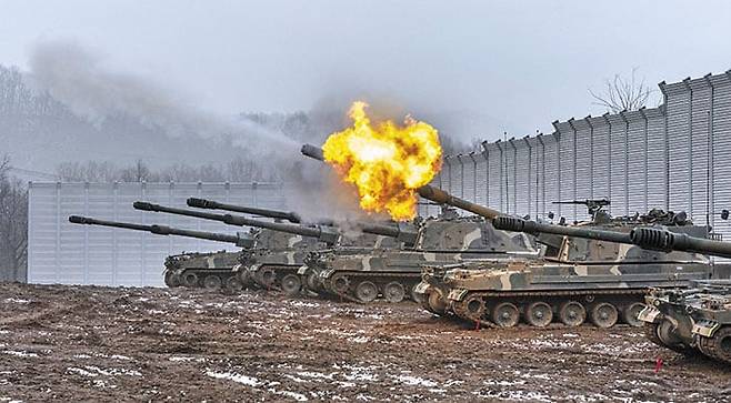 지난 1월 2일 경기 포천시 다락대훈련장에서 열린 육군 7기동군단 혹한기 결전 태세 확립 훈련에서 8기동사단 K9 자주포가 포탄을 발사하고 있는 모습. /연합뉴스