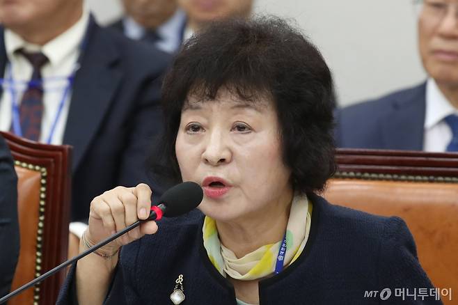 (서울=뉴스1) 이광호 기자 = 박지향 동북아역사재단 이사장이 11일 오후 서울 여의도 국회에서 열린 교육위원회의 한국교육학술정보원·한국고전번역원 등에 대한 국정감사에 출석해 의원 질의에 답하고 있다. 2024.10.11/뉴스1 Copyright (C) 뉴스1. All rights reserved. 무단 전재 및 재배포, AI학습 이용 금지. /사진=(서울=뉴스1) 이광호 기자