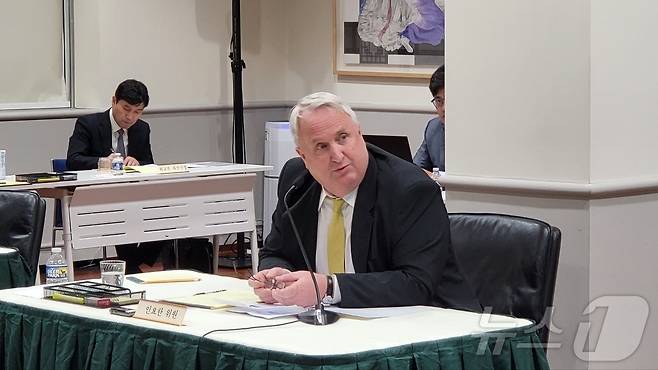 11일(현지시간) 미국 워싱턴DC 주미한국대사관에서 열린 국회 외교통일위원회의 대사관 대상 국정감사에서 인요한 국민의힘 의원이 질의하고 있다.