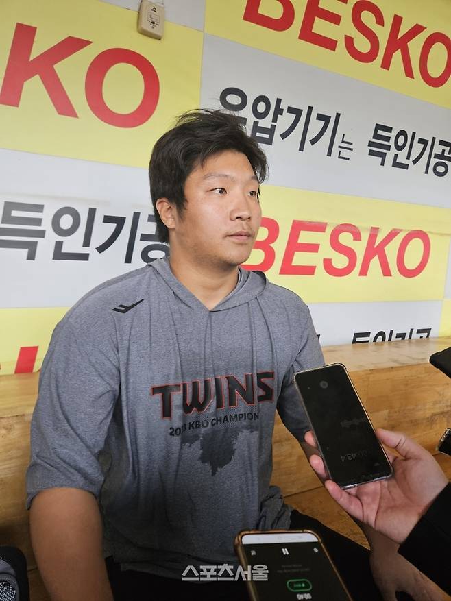 LG 문보경이 13일 대구삼성라이온즈파크에서 열린 2024 KBO 플레이오프 1차전 삼성전에 앞서 인터뷰를 하고 있다. 대구 | 김동영 기자 raining99@sportsseoul.com