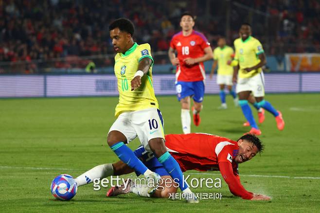 브라질 호드리구가 지난 11일 칠레 국립 경기장에서 열린 칠레와의 2026 FIFA 북중미 월드컵 남미 예선 9차전서 드리블을 시도하고 있다. 사진=게티이미지