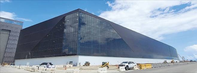 < 머스크 취향 반영된 건물 외벽 > 완공을 앞둔 스타팩토리 전경. 검은색을 좋아하는 일론 머스크의 취향이 반영되어 있다. 보카치카=강경주 기자