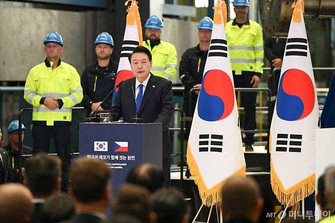 윤석열 대통령이 20일(현지시간) 체코 플젠 산업단지 내 두산스코다파워 공장에서 열린 원전 전주기 협력 협약식에서 축사를 하고 있다. (대통령실 홈페이지) 2024.9.21/사진=뉴스1 Copyright (C) 뉴스1. All rights reserved. 무단 전재 및 재배포, AI학습 이용 금지.