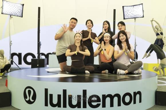 글로벌 스포츠웨어 브랜드 룰루레몬이 세계 정신건강의 날을 기념해 지난 11일부터 이틀간 서울 강남 코엑스 K-POP광장에서 ‘Together we grow(함께, 더 큰 성장을 이뤄요)’ 이벤트를 성황리에 마쳤다. 룰루레몬은 모두가 함께 모여 땀 흘려 운동하며, 소셜 커넥션의 힘을 체험할 수 있도록 트레이닝, 요가 및 마음챙김 세션 등 다양한 세션을 준비했다. 한편, 룰루레몬의 ‘Together we grow’ 캠페인은 서울에서 진행된 이벤트를 발판으로 아시아태평양 지역 주요 도시의 커뮤니티와 함께 다양한 단체 운동을 진행할 계획이다. 2024.10.13 룰루레몬 제공