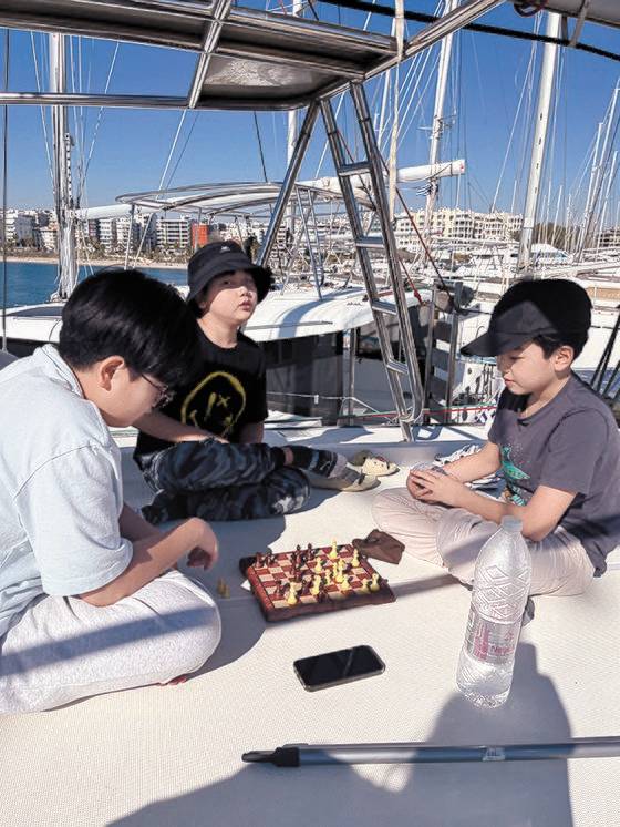 24시간 함께하는 요트 여행 중 형제들은 서로 친구가 되어 준다.