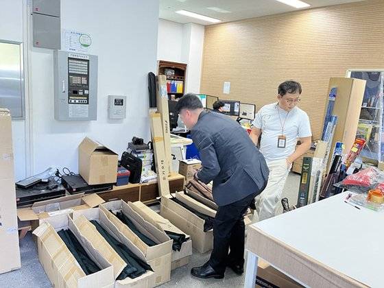 해경 대원들이 불법 어구 단속을 위한 압수수색을 진행하고 있다. 해양경찰청