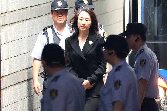 조윤선 전 문화체육부 장관이 서울 서초구 중앙지방법원에서 열린 '화이트리스트' 작성 관련 12차 공판에 참석하는 모습