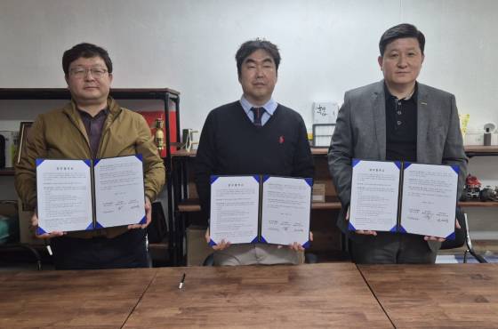 (사진 왼쪽부터) 박재범 빅스타 대표와 정재욱 인포카 부장, 오병성 한국자동차부품협회 회장이 업무협약을 체결하고 기념 촬영 중이다/사진제공=인포카