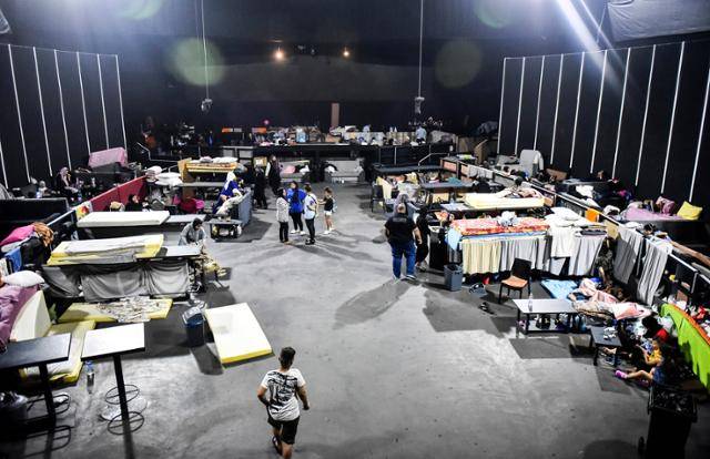 이스라엘군이 레바논 친이란 무장정파 헤즈볼라 소탕을 명목으로 레바논 남부를 침공한 지 2주가 지난 가운데 15일 이스라엘의 포격을 피해 피란 온 레바논인들이 대피소로 바뀐 베이루트의 스카이 파크 나이트클럽에서 휴식을 취하고 있다. 화려한 조명과 시끄러운 음악이 흘러나오던 나이트클럽은 피란민들을 위한 쉼터로 활용되고 있으며, 대부분 여성과 어린이를 포함한 400명의 피란민들이 이곳에 대피해 있다. 베이루트=UPI 연합뉴스